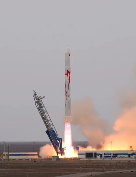 Zhuque-2 lifting off from its launchpad.