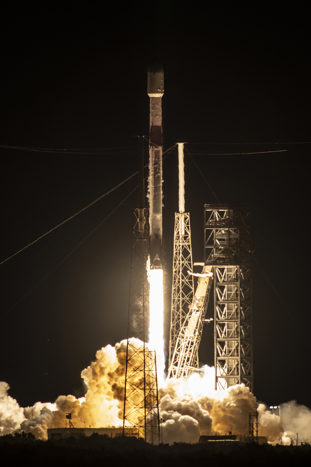 Falcon 9 lifting off from SLC-40 in Florida.