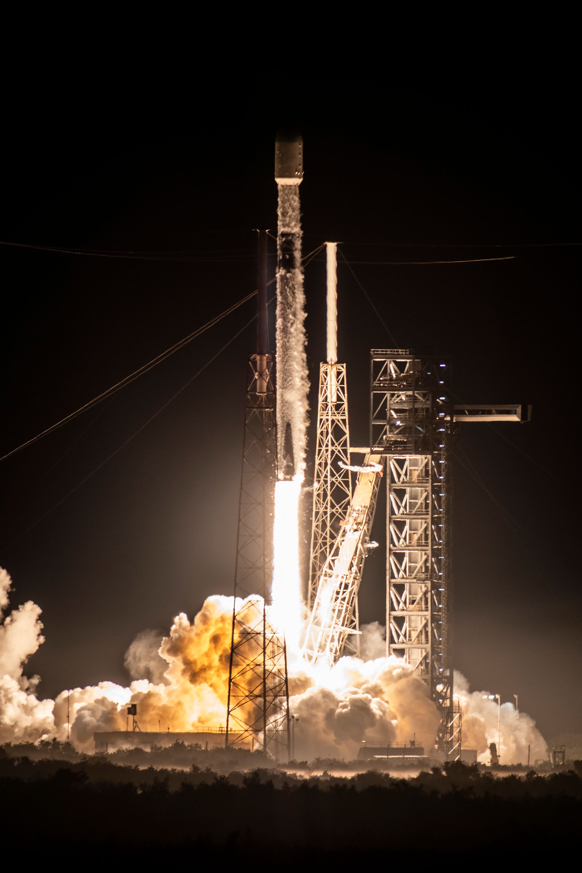 Falcon 9 lifting off from Space Launch Complex 40 in Florida. ©SpaceX