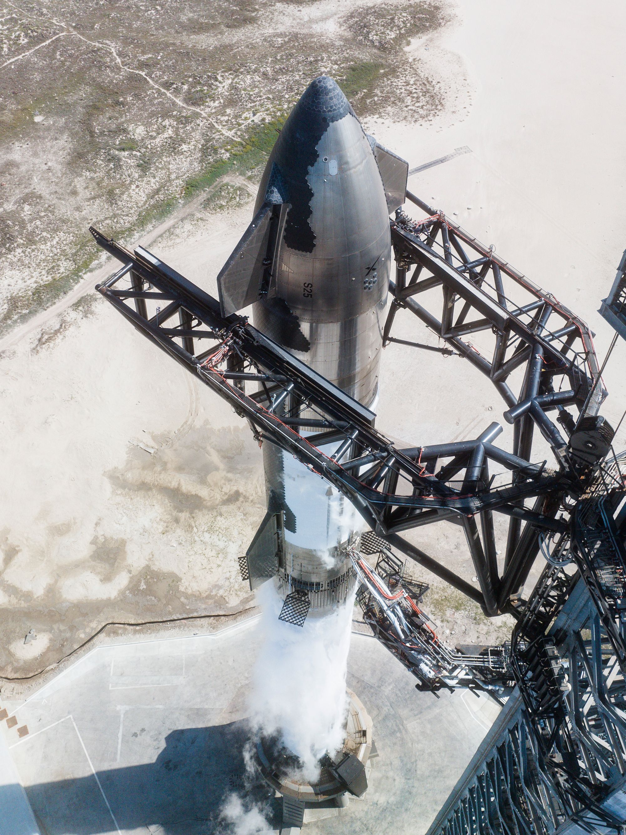 Ship 25 atop of Booster 9 during a wet dress rehearsal at Starbase, Texas. ©SpaceX