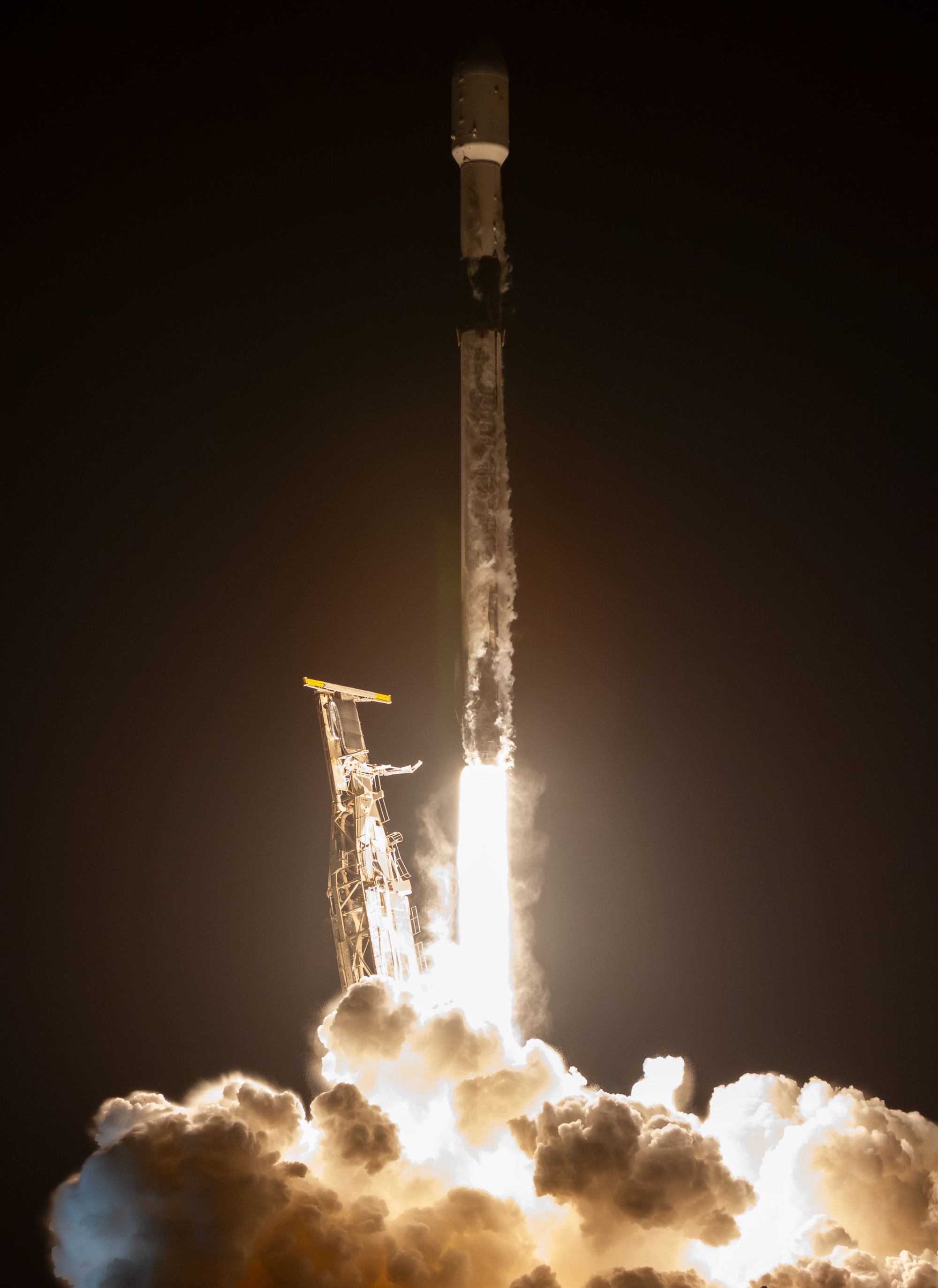 Falcon 9 lifting off from SLC-4E ©SpaceX