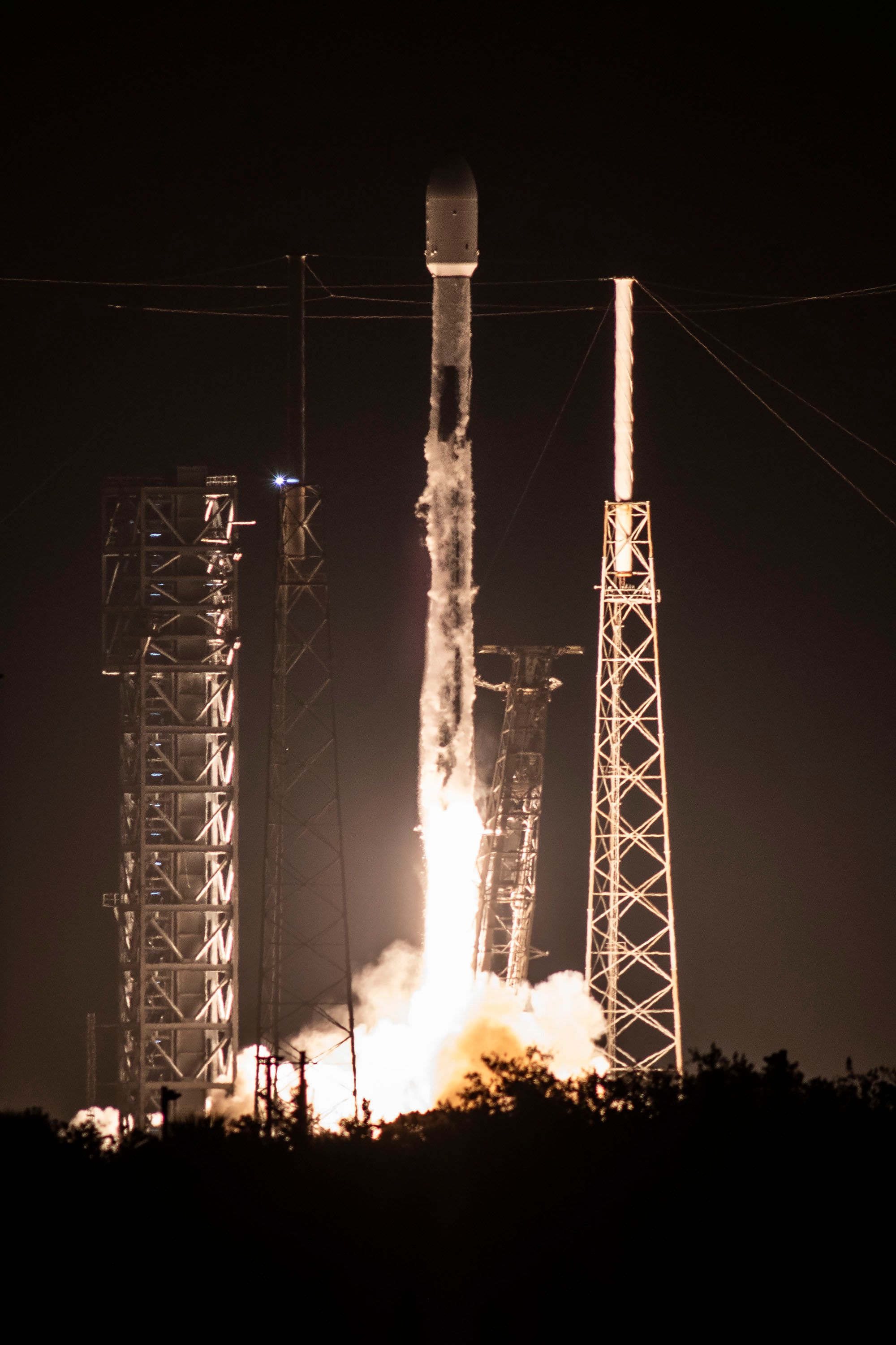 Falcon 9 lifting off from SLC-40 ©SpaceX
