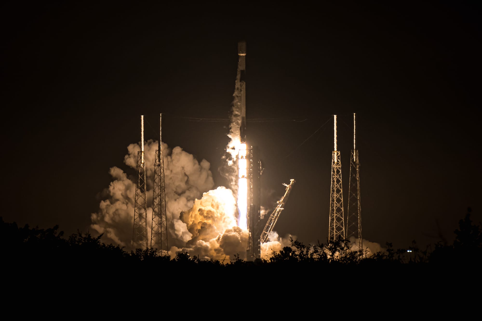 Falcon 9 lifting off from SLC-40. ©SpaceX