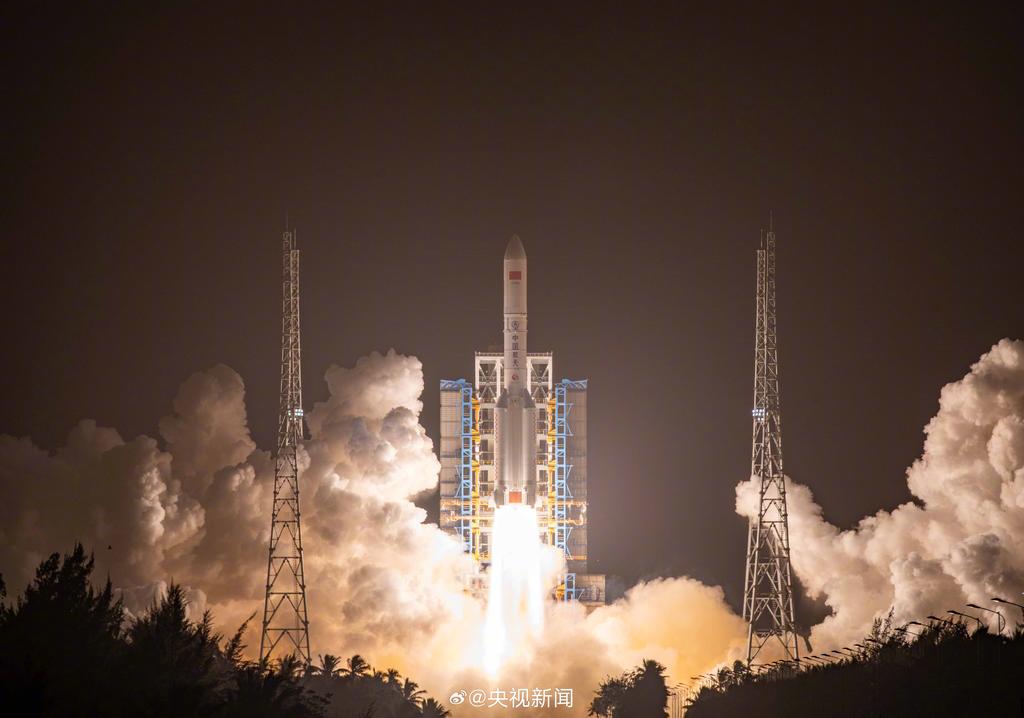 Long March 5 lifting off from Wenchang Space Launch Center with Yaogan 41.