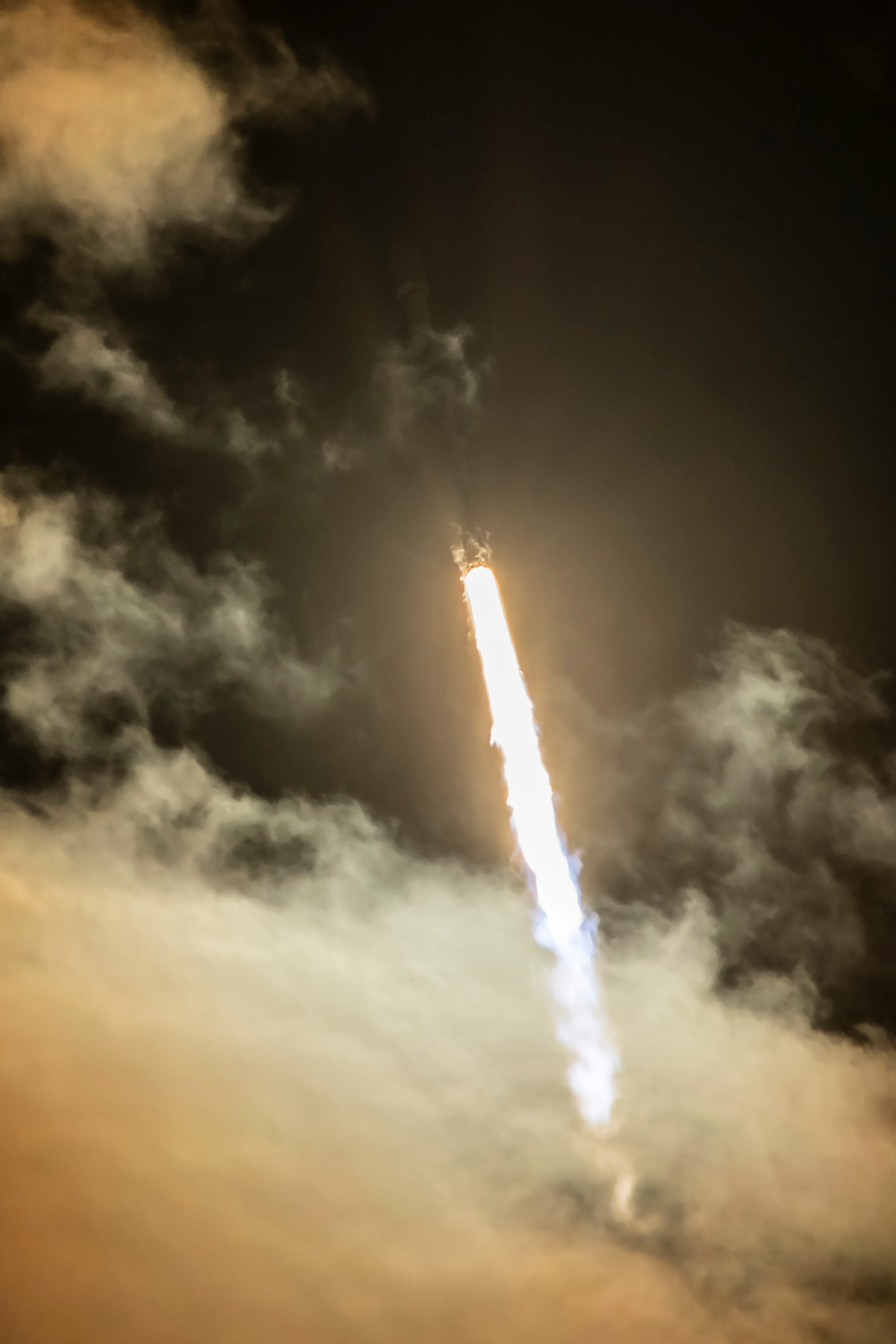 Falcon 9 during first-stage flight for the Starlink Group 6-32 mission. ©SpaceX