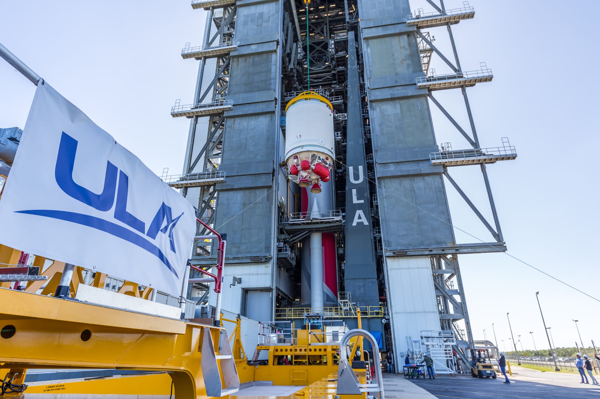 Vulcan-Centaur's second-stage being lifted onto the first-stage. ©United Launch Alliance