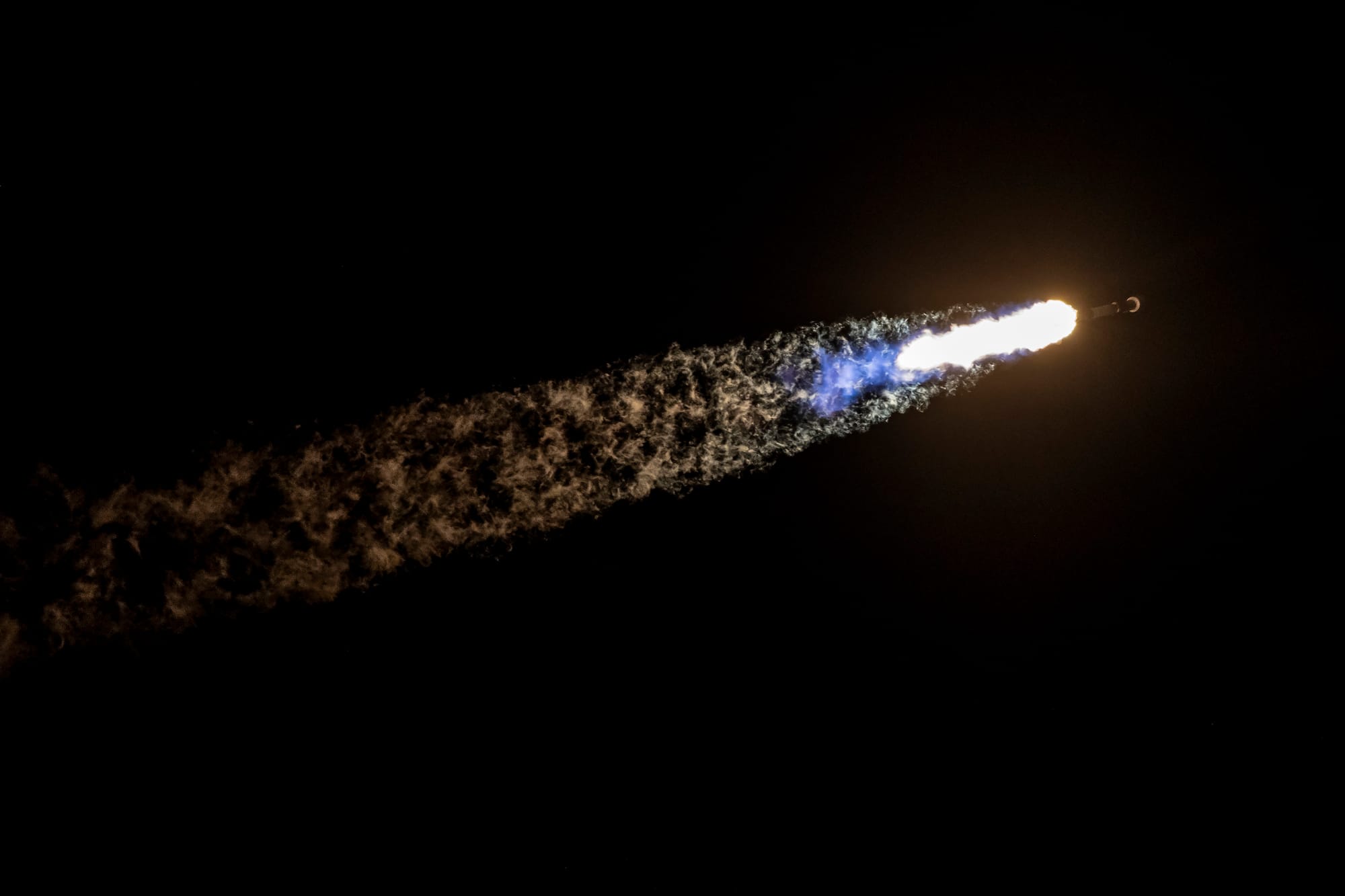 Falcon 9 during first stage flight during the Starlink Group 6-37 mission. ©SpaceX