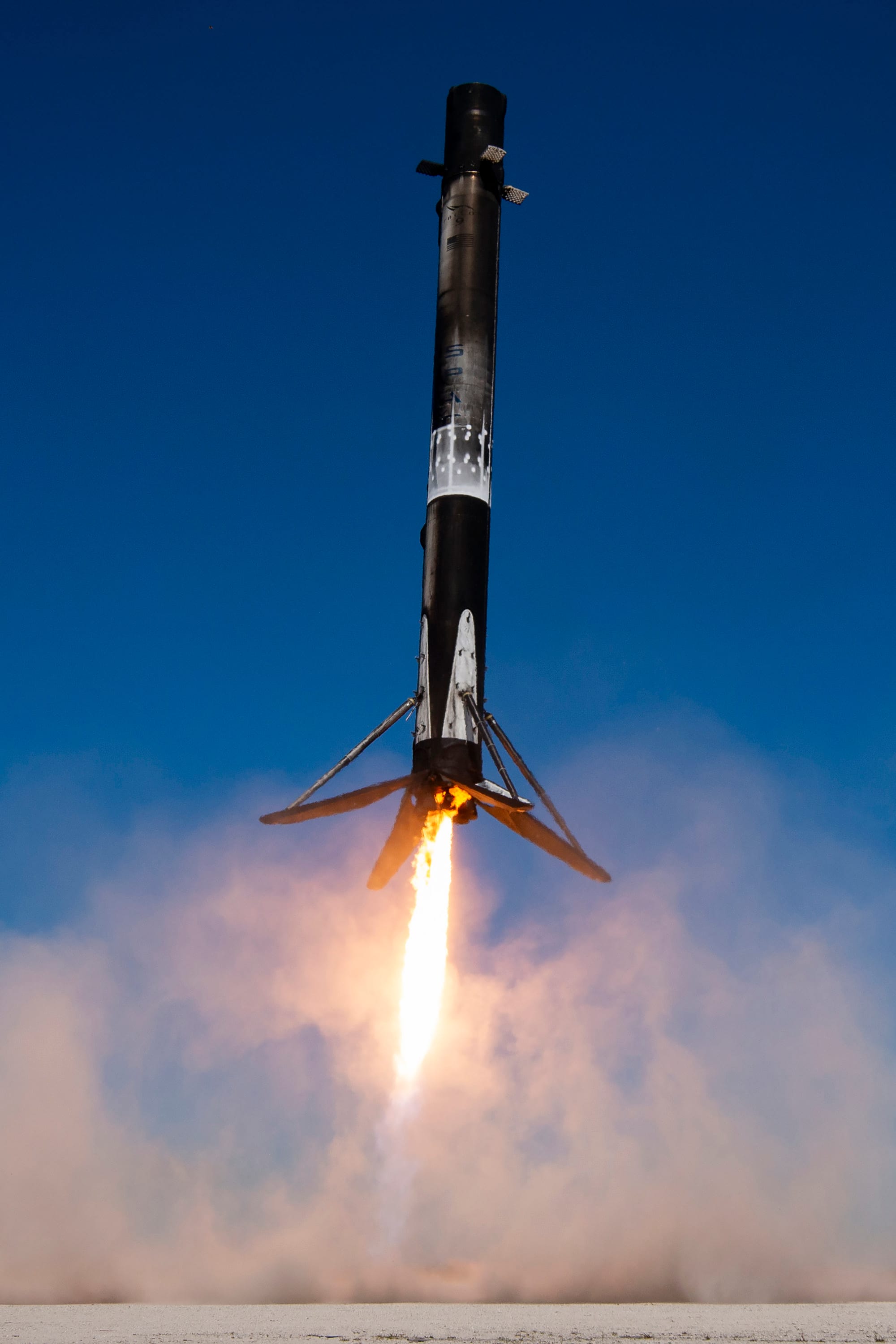 Falcon 9 booster B1077 landing at Landing Zone 1 at Cape Canaveral. ©SpaceX