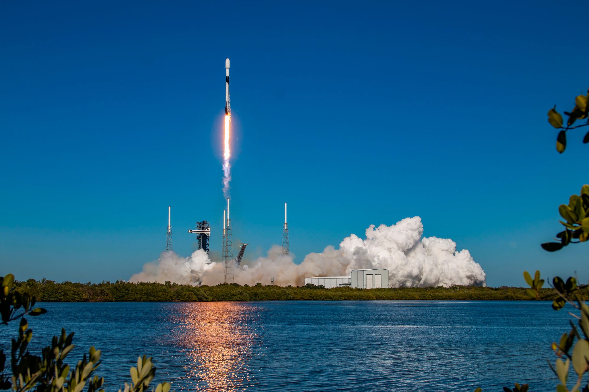 Falcon 9 lifting off from Space Launch Complex 40. ©SpaceX