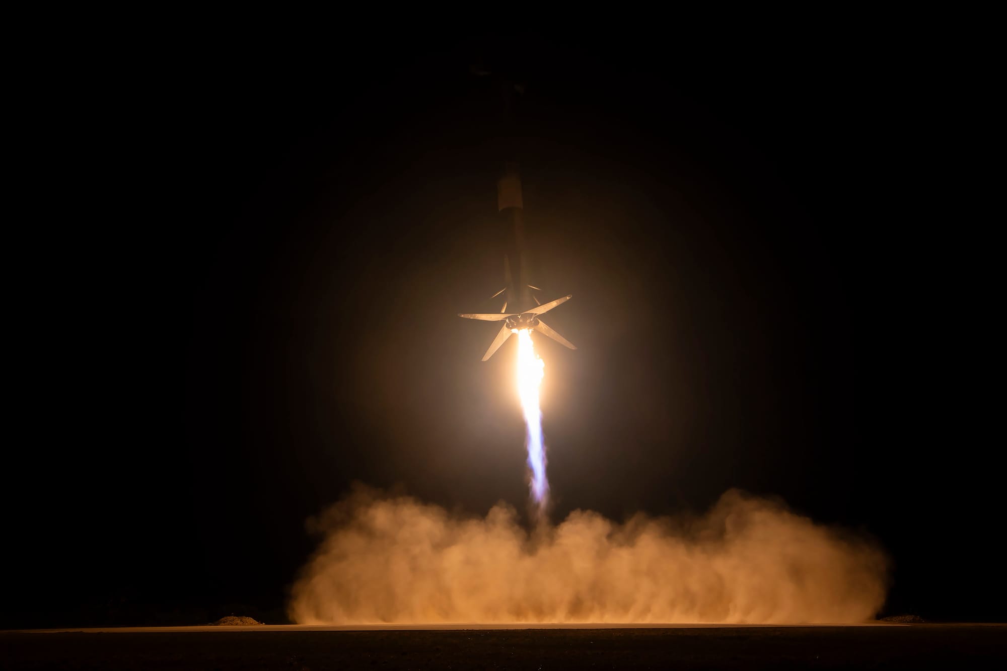 Booster B1060 landing at Landing Zone 1 in Cape Canaveral. ©SpaceX