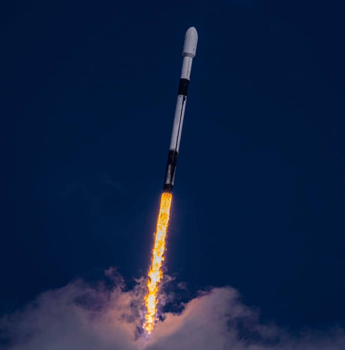 Falcon 9 during first-stage flight for the Intelsat G32/G31 mission. ©SpaceX