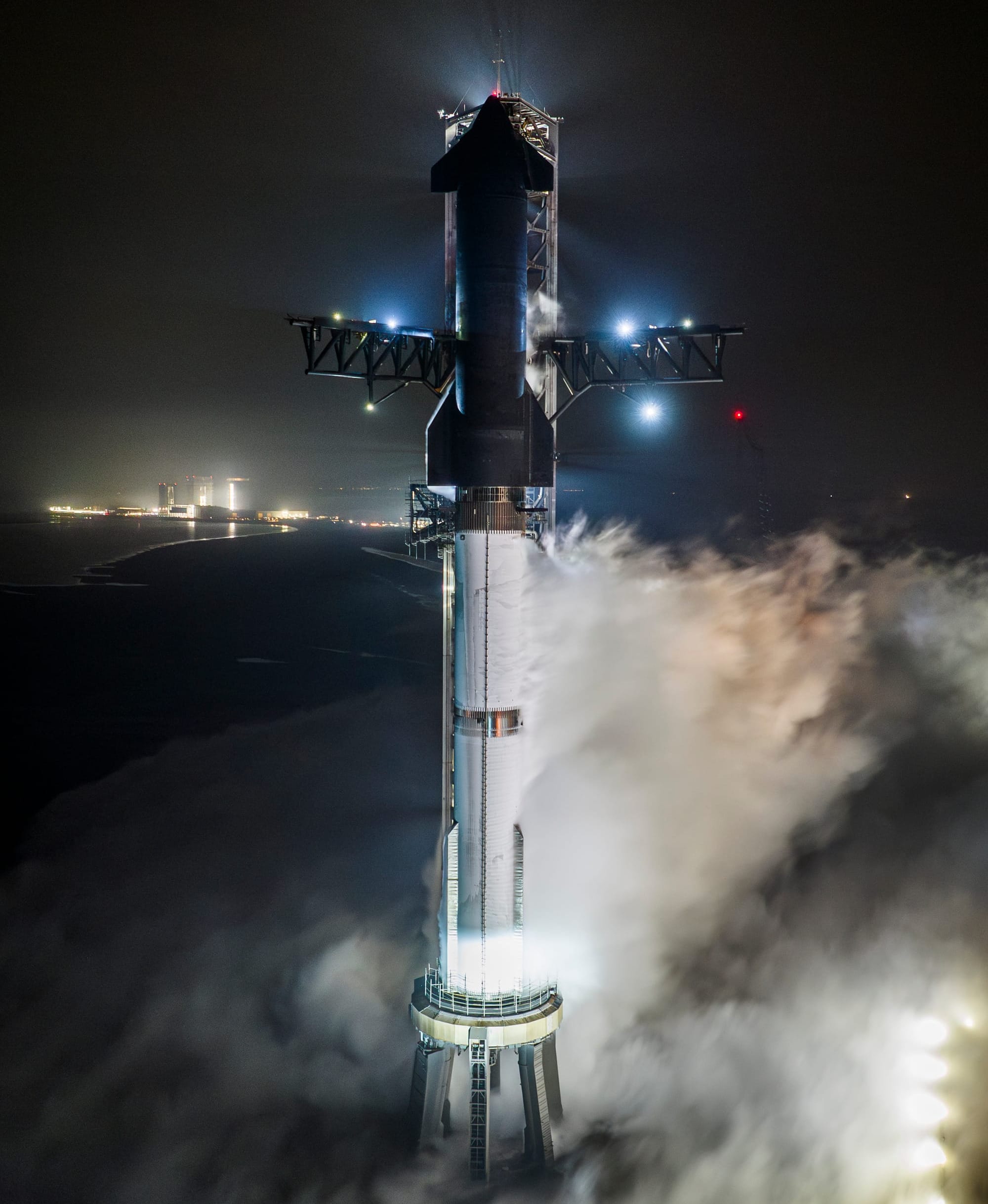Ship 28 and Booster 10 during a wet-dress rehearsal at Starbase, Texas. ©SpaceX