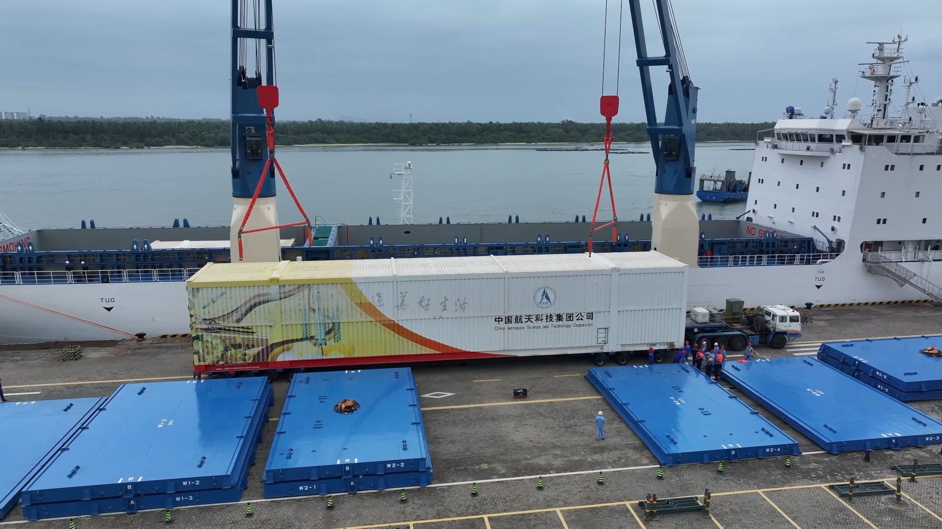 A container containing the Long March 5 Y8 first-stage being unloaded. ©China Aerospace and Science and Technology Corporation