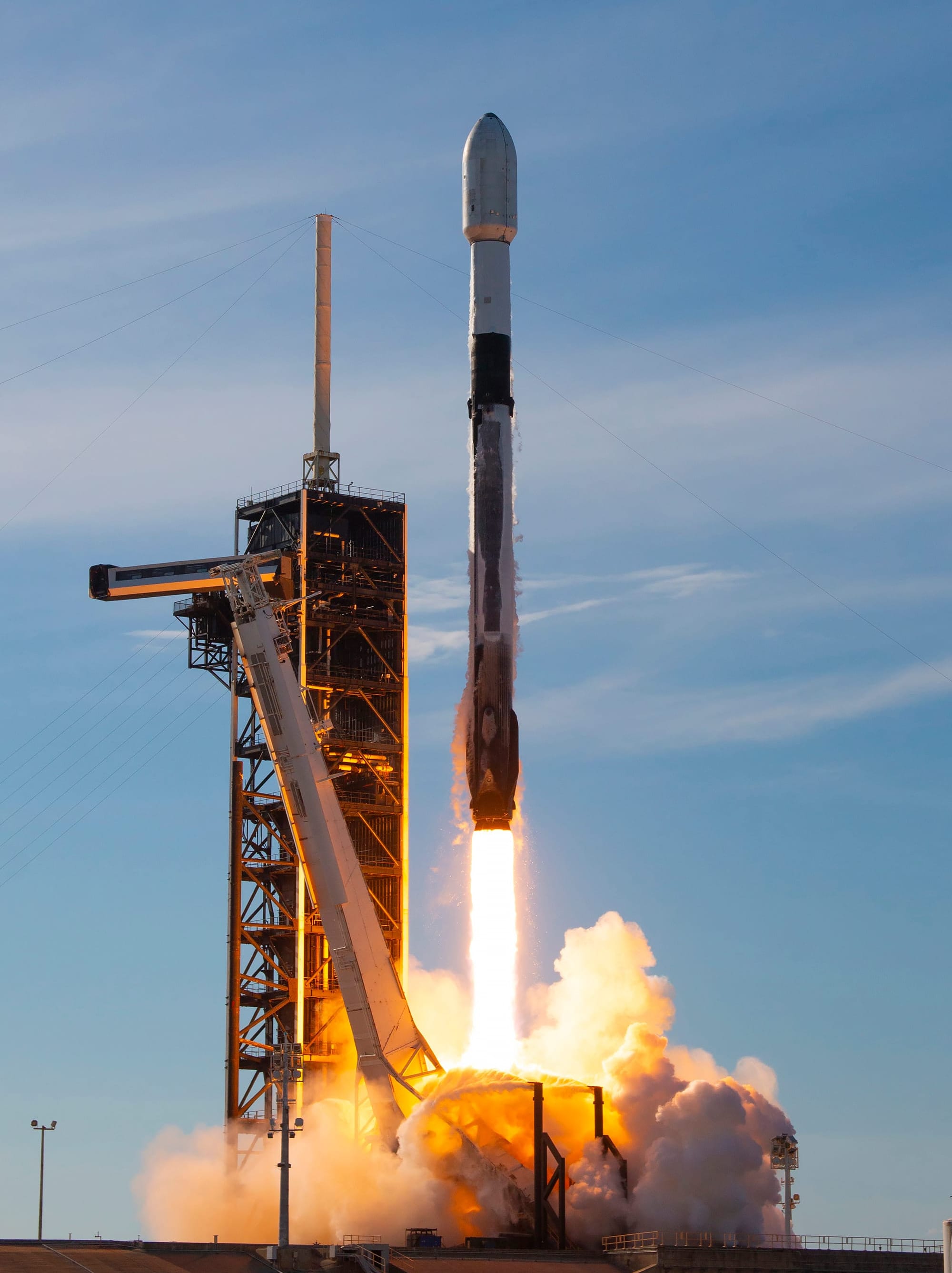 Falcon 9 lifting off from Launch Complex 39A with Eutelsat 36D. ©SpaceX
