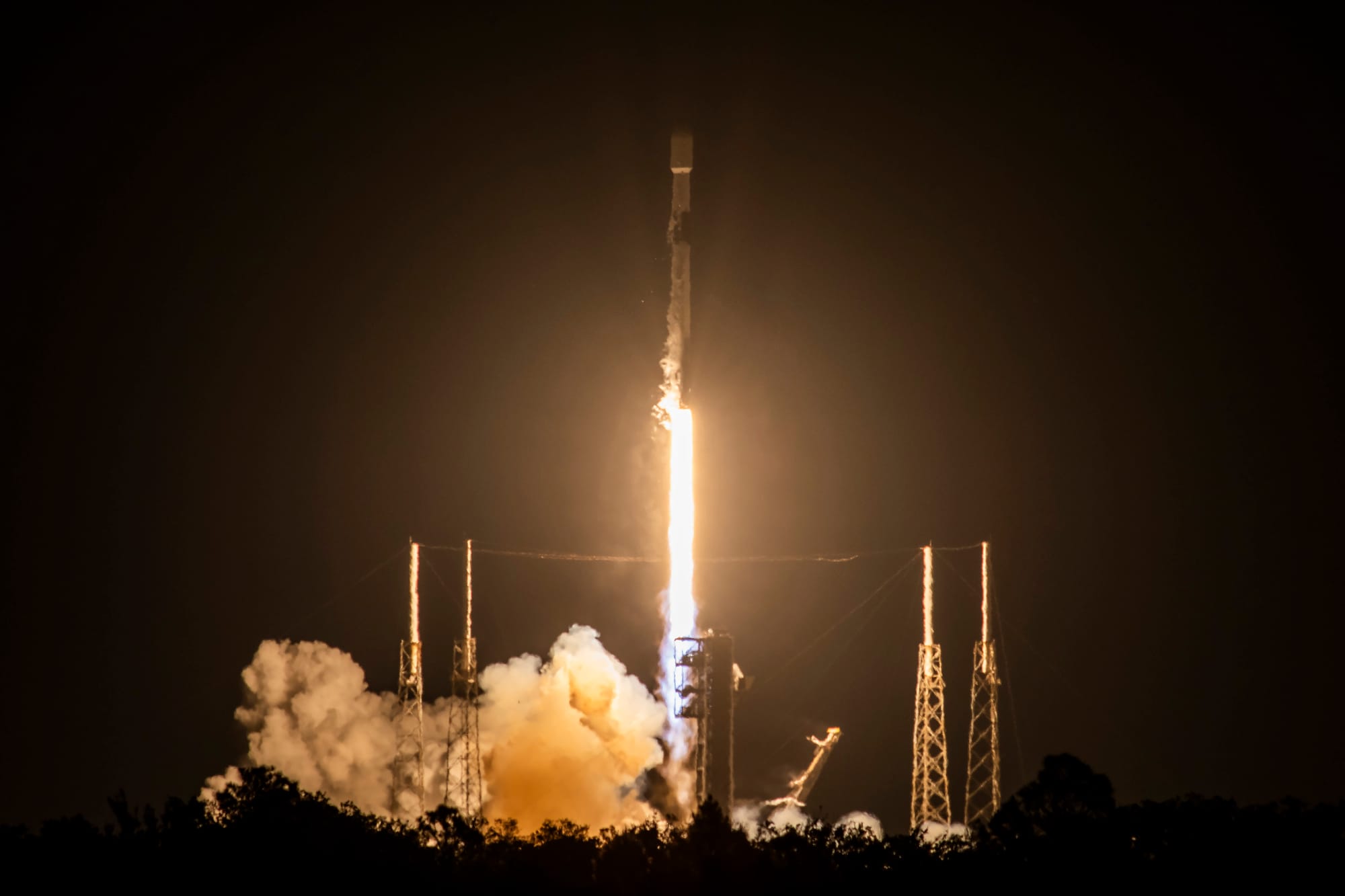 Falcon 9 lifting off from Space Launch Complex 40 with Starlink Group 6-45. ©SpaceX