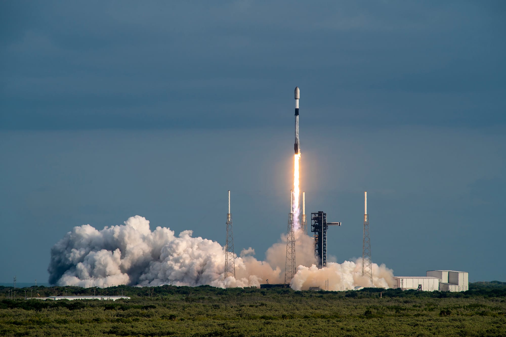 Falcon 9 lifting off from Space Launch Complex 40 for Starlink Group 6-53. ©SpaceX