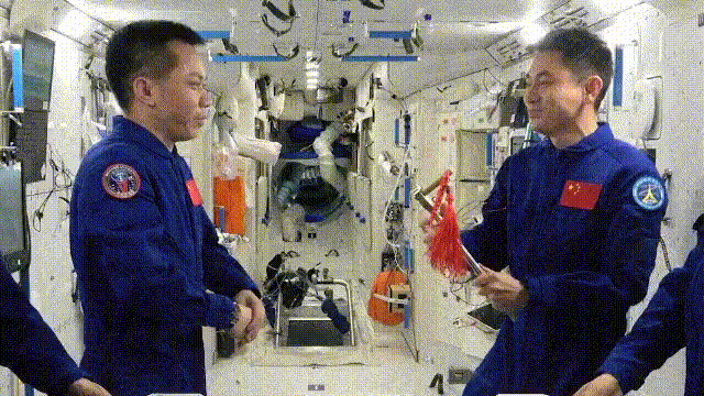 Tang Hongbo (left) handing over the 'keys' to the station to Ye Guangfu (right). ©China Manned Space Agency