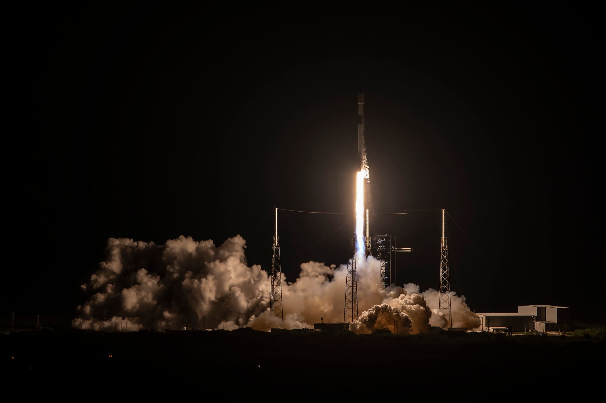 Falcon 9 lifting off from Space Launch Complex 40 for Starlink Group 6-62. ©SpaceX