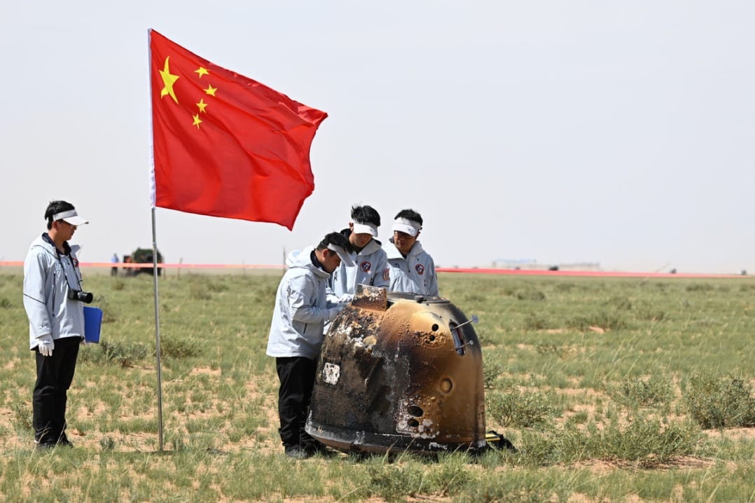 Part of the recovery team working to secure the re-entry capsule and its samples. ©Lian Zhen/Xinhua