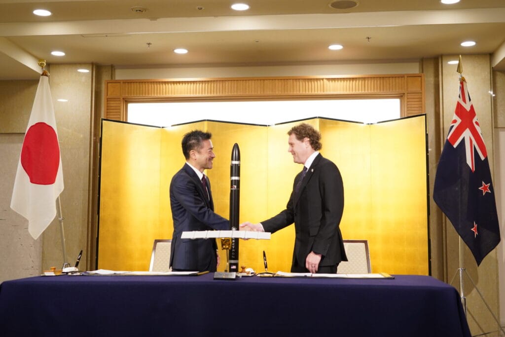Motoyuki Arai (left), Chief Executive Officer of Synspective, and Peter Beck (right), Chief Executive Officer of Rocket Lab, after signing the launch contract. ©Synspective
