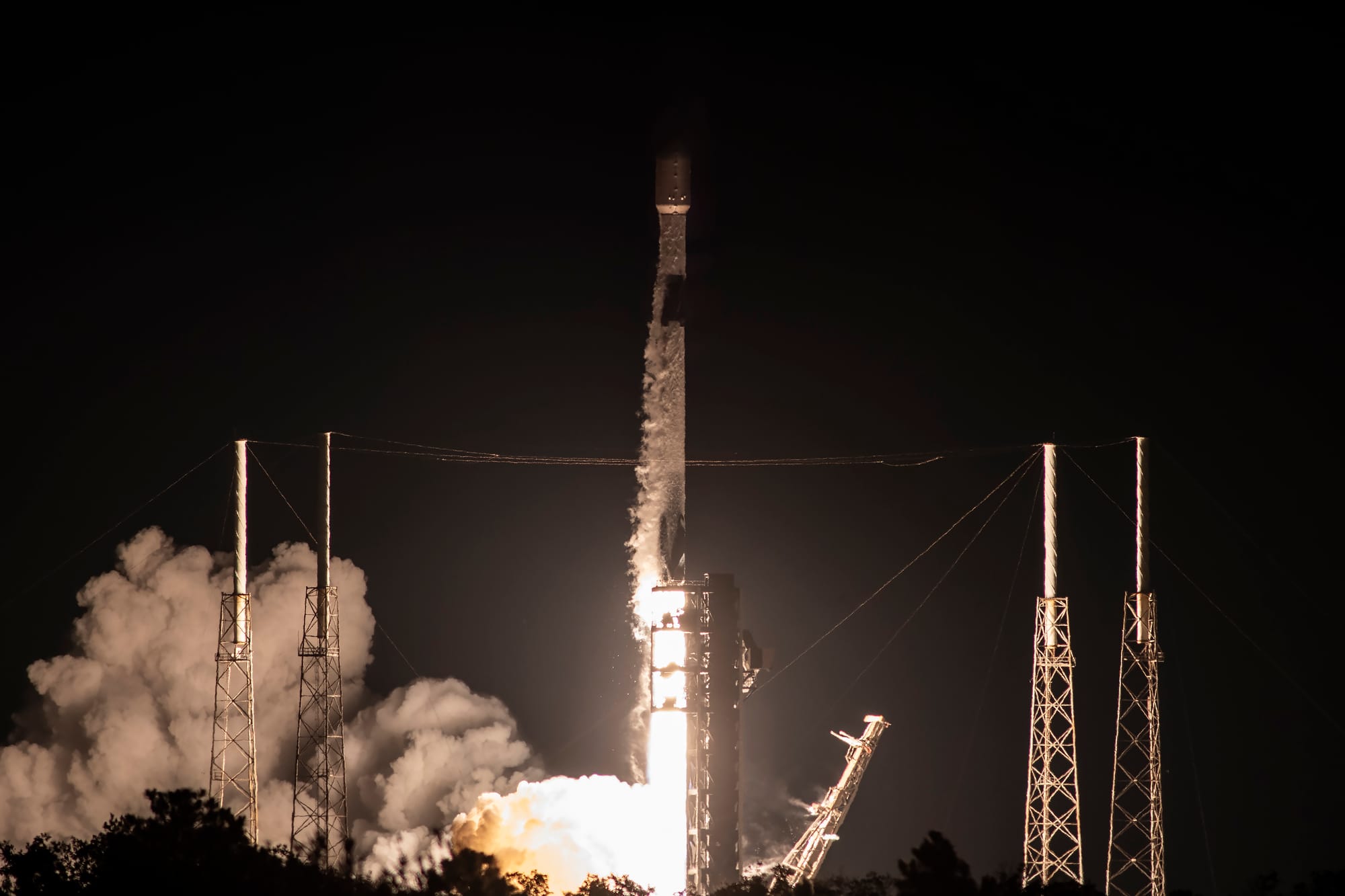 Falcon 9 lifting off from Space Launch Complex 40 for the Starlink Group 10-1 mission. ©SpaceX