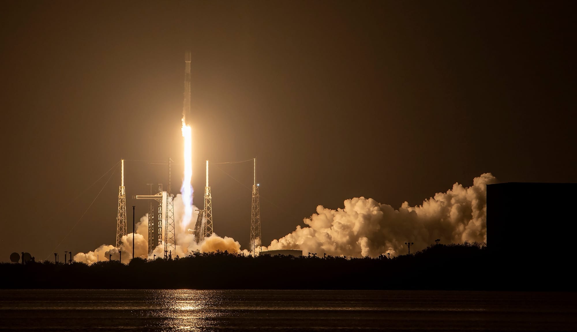 Falcon 9 lifting off from Space Launch Complex 40 for the Starlink Group 8-9 mission. ©SpaceX