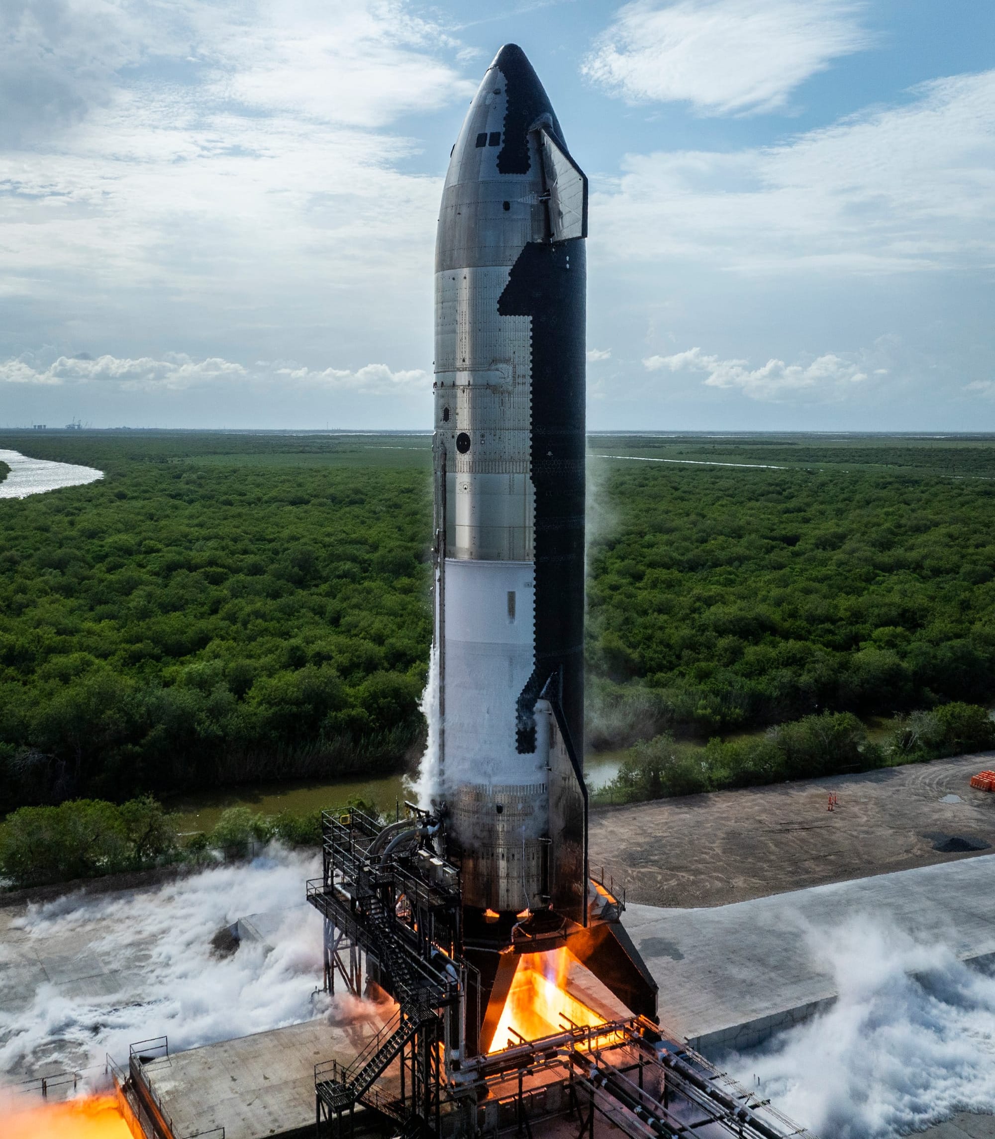 Ship 30 performing its static fire at the Massey's test site. ©SpaceX