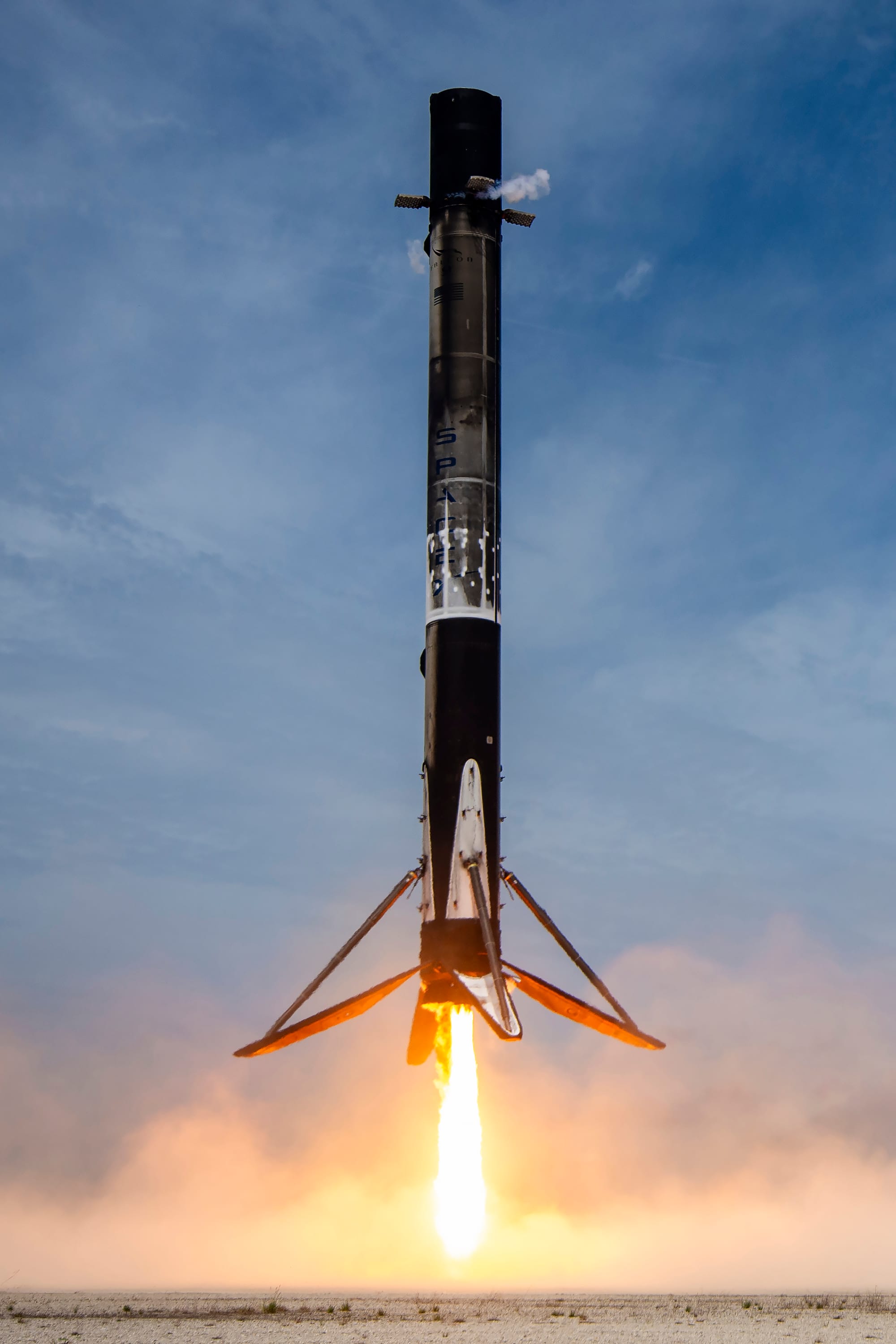 Falcon 9 booster B1080 landing back at Landing Zone 1 after supporting the Cygnus NG-21 mission. ©SpaceX