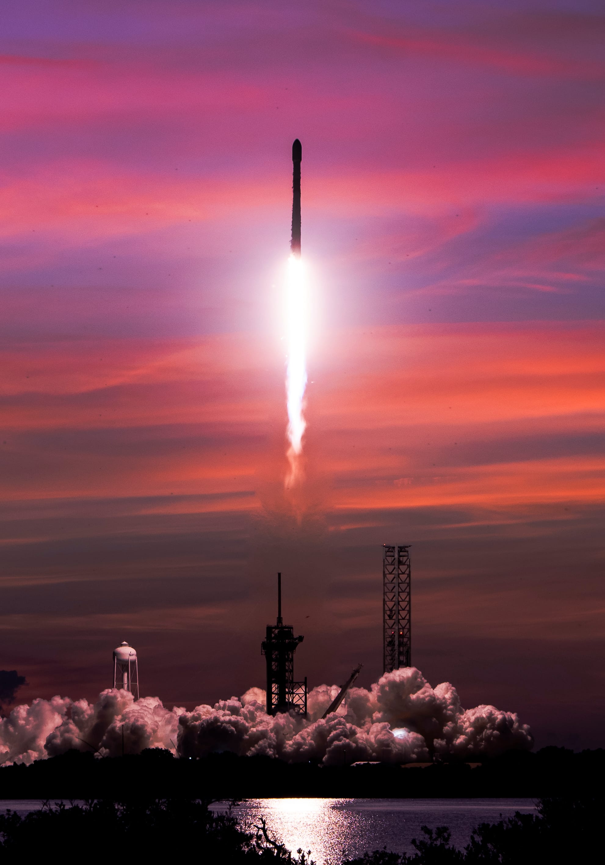 Falcon 9 lifting off from Launch Complex 39A for Starlink Group 10-7. ©SpaceX