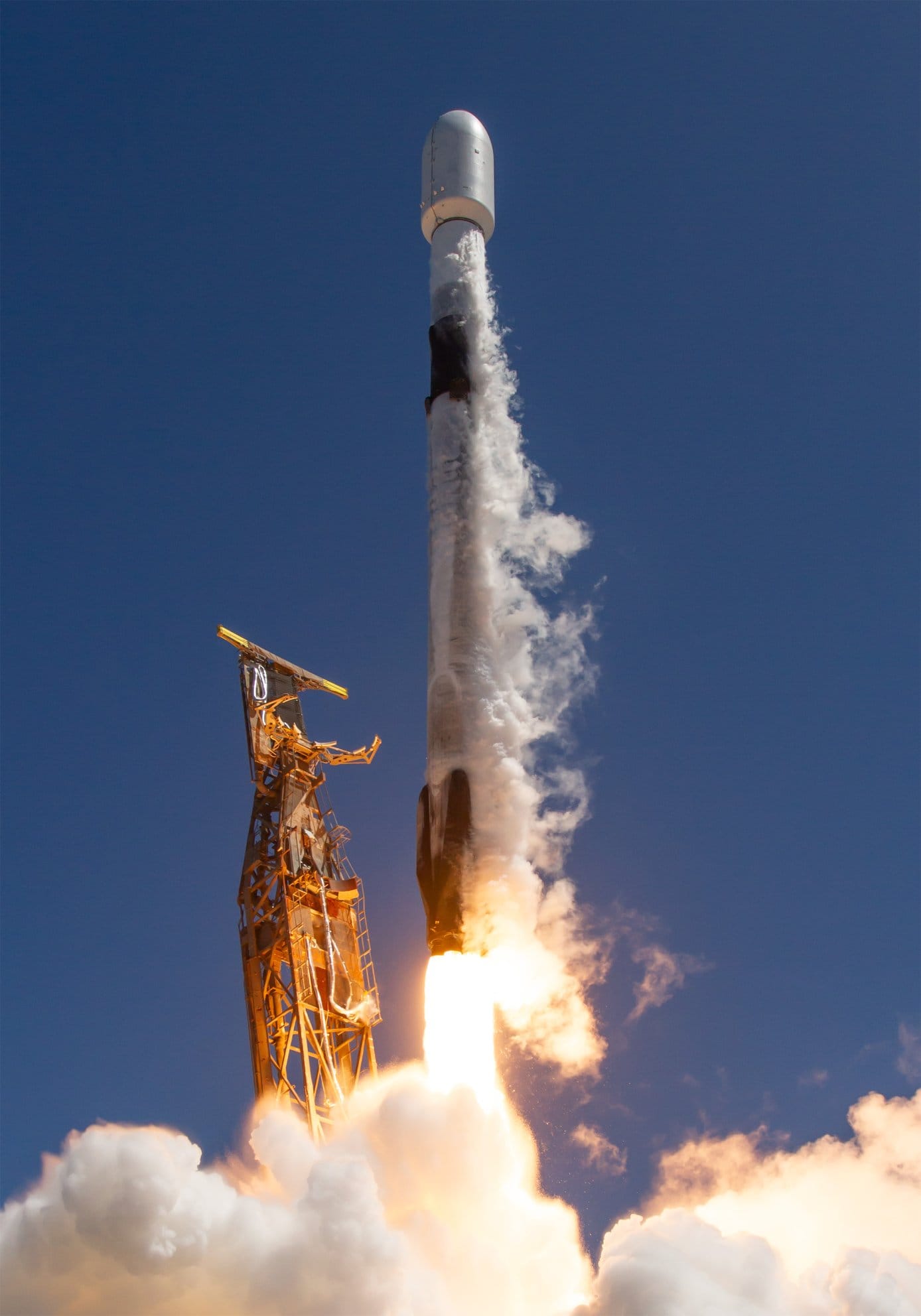 Falcon 9 lifting off from Space Launch Complex 4E for Transporter 11. ©SpaceX