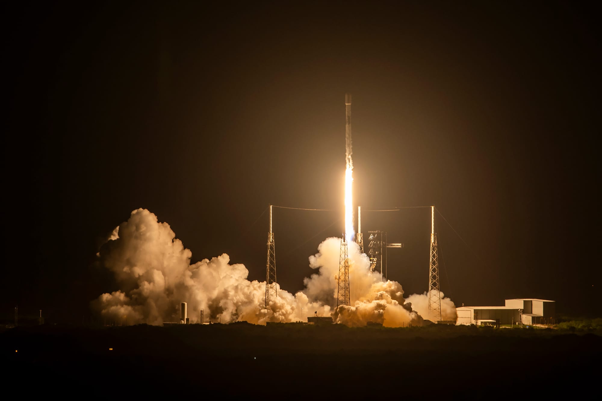 Falcon 9 lifting off from Space Launch Complex 40 for the Starlink Group 8-6 mission. ©SpaceX