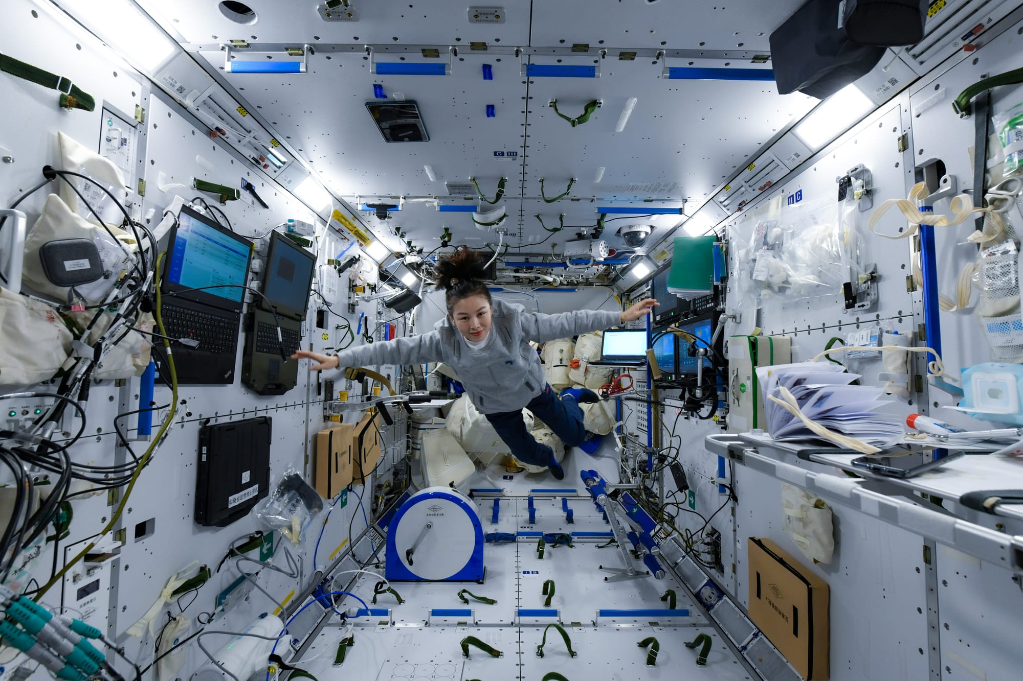 Wang Yaping (王亚平) inside the Tianhe module during the Shenzhou-13 mission. ©China Manned Space Agency