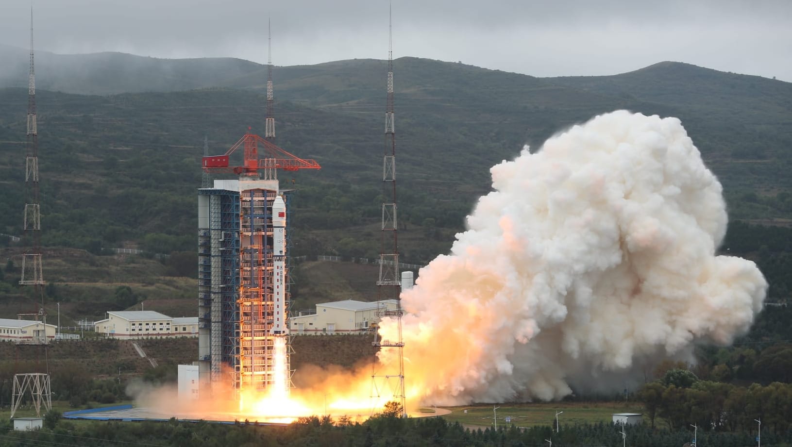 The Long March 2D carrying Jilin-1 Kuanfu-02B lifting off from the Taiyuan Satellite Launch Center.