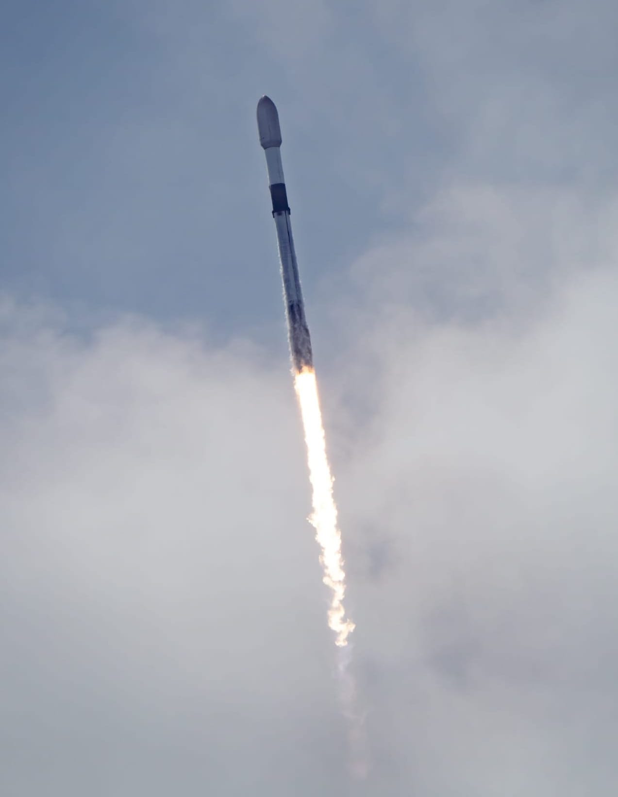 Falcon 9 during first-stage flight for the Starlink Group 8-11 mission. ©SpaceX