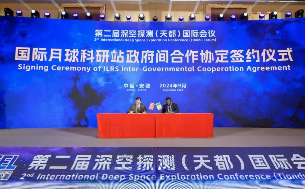 Li Guoping (李国平), Chief Engineer of the China National Space Administration (left), and Maram Kairé, Director of the Senegalese Space Agency (right), signing the memorandum of understanding on the International Lunar Research Station on September 5th. ©DSEL