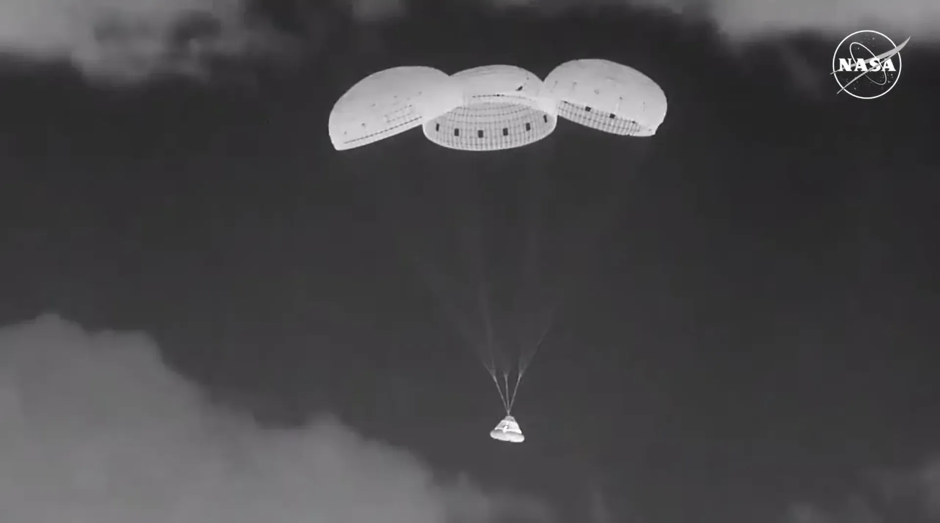 Starliner descending to the White Sands Space Harbor, in New Mexico, under parachute. ©NASA