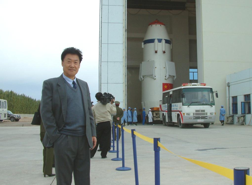 Wang Yongzhi with the Shenzhou spacecraft's launch abort system during transportation to the vehicle assembly building.