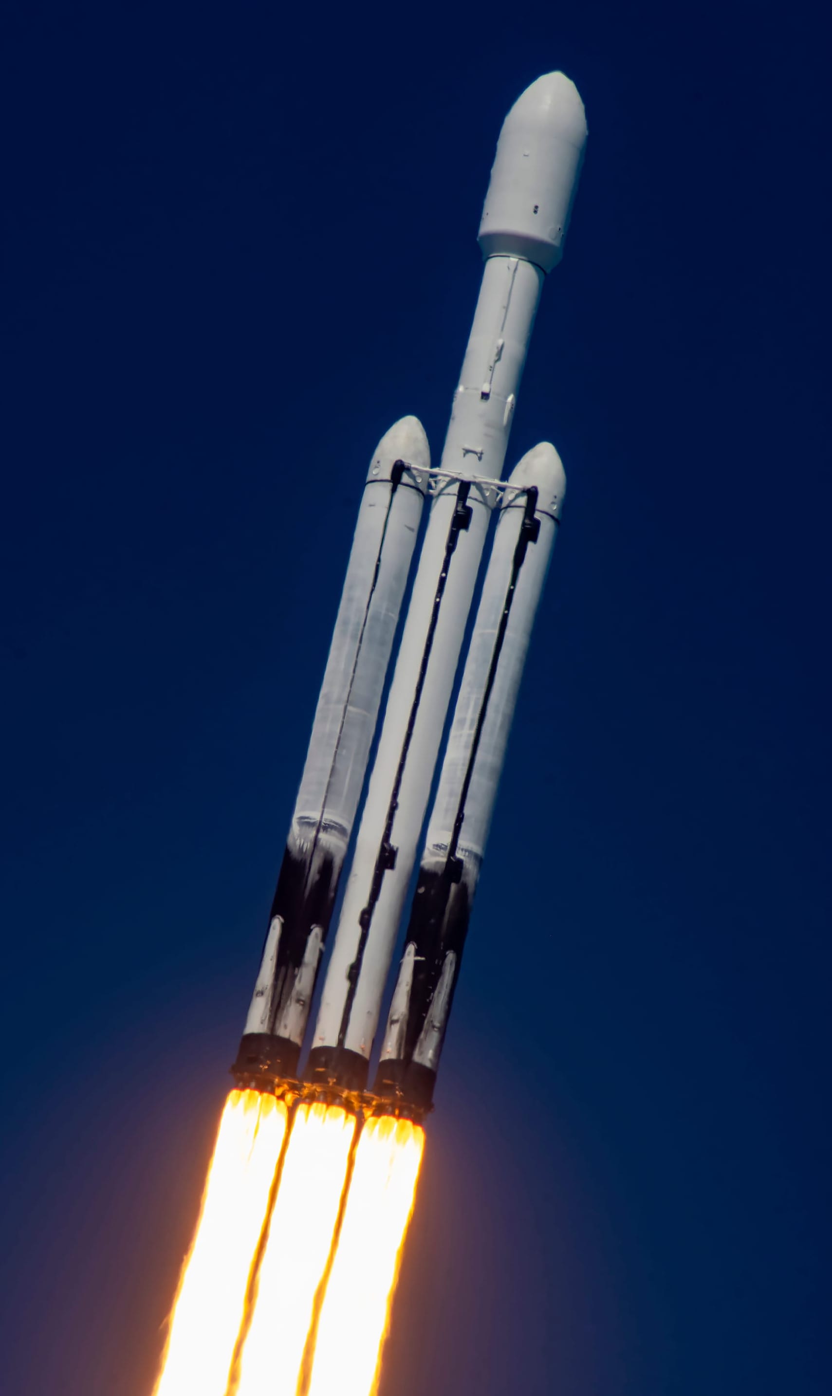 Falcon Heavy during first-stage flight for the launch of Europa Clipper. ©SpaceX