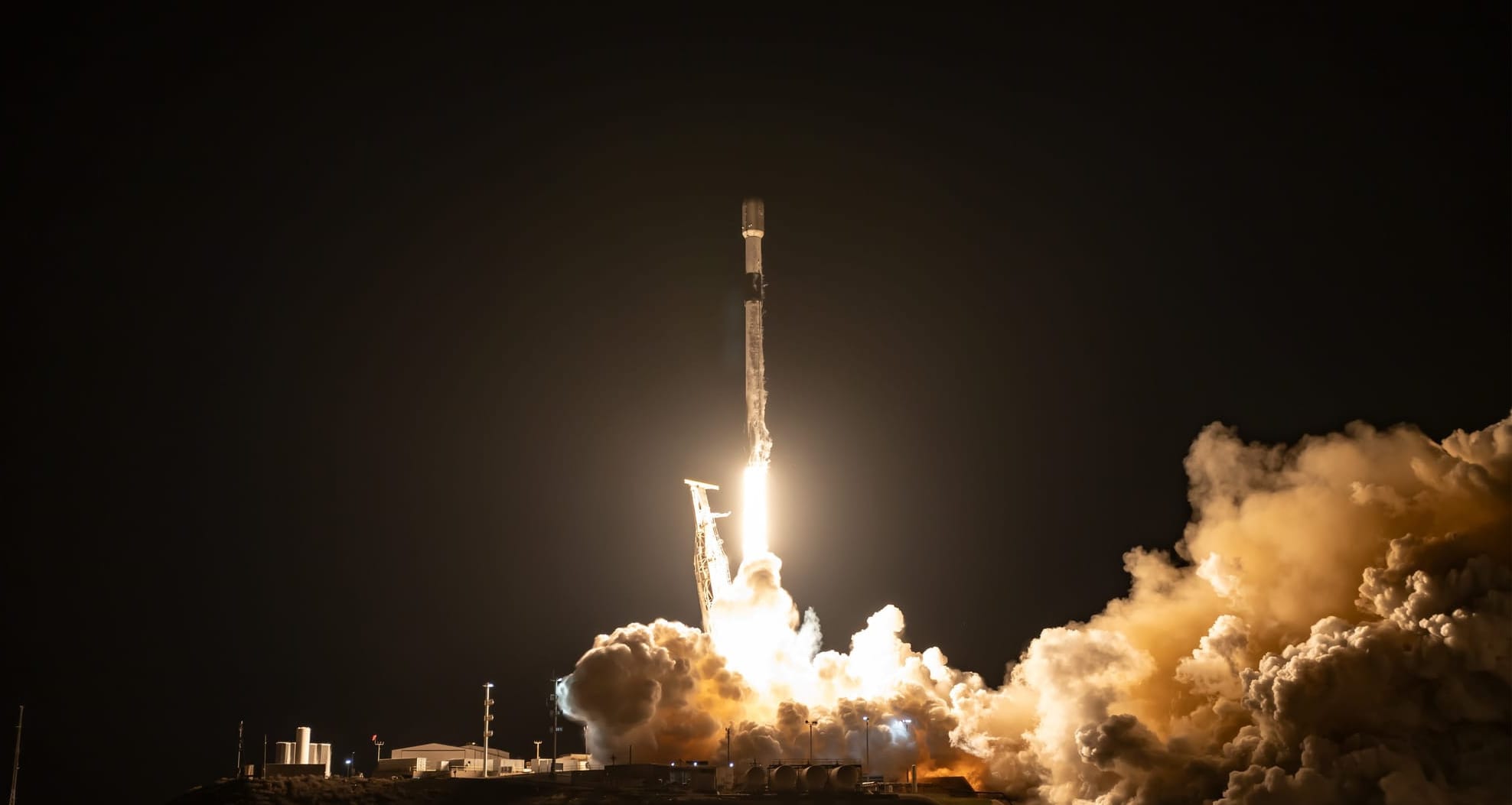 Falcon 9 lifting off from Space Launch Complex 4E for the Starlink Group 9-10 mission. ©SpaceX