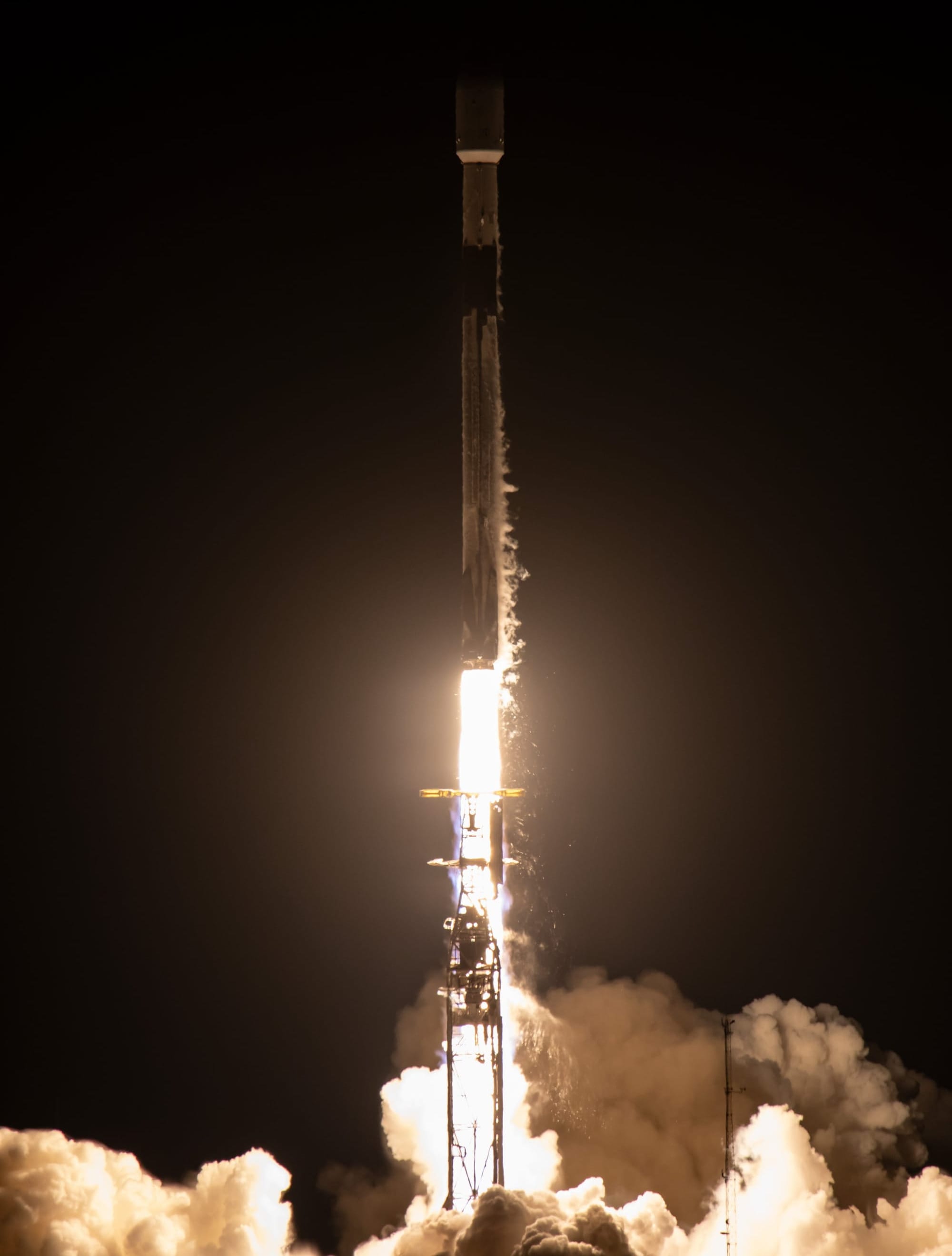 Falcon 9 lifting off from Space Launch Complex 4E for the Starlink Group 9-9 mission. ©SpaceX