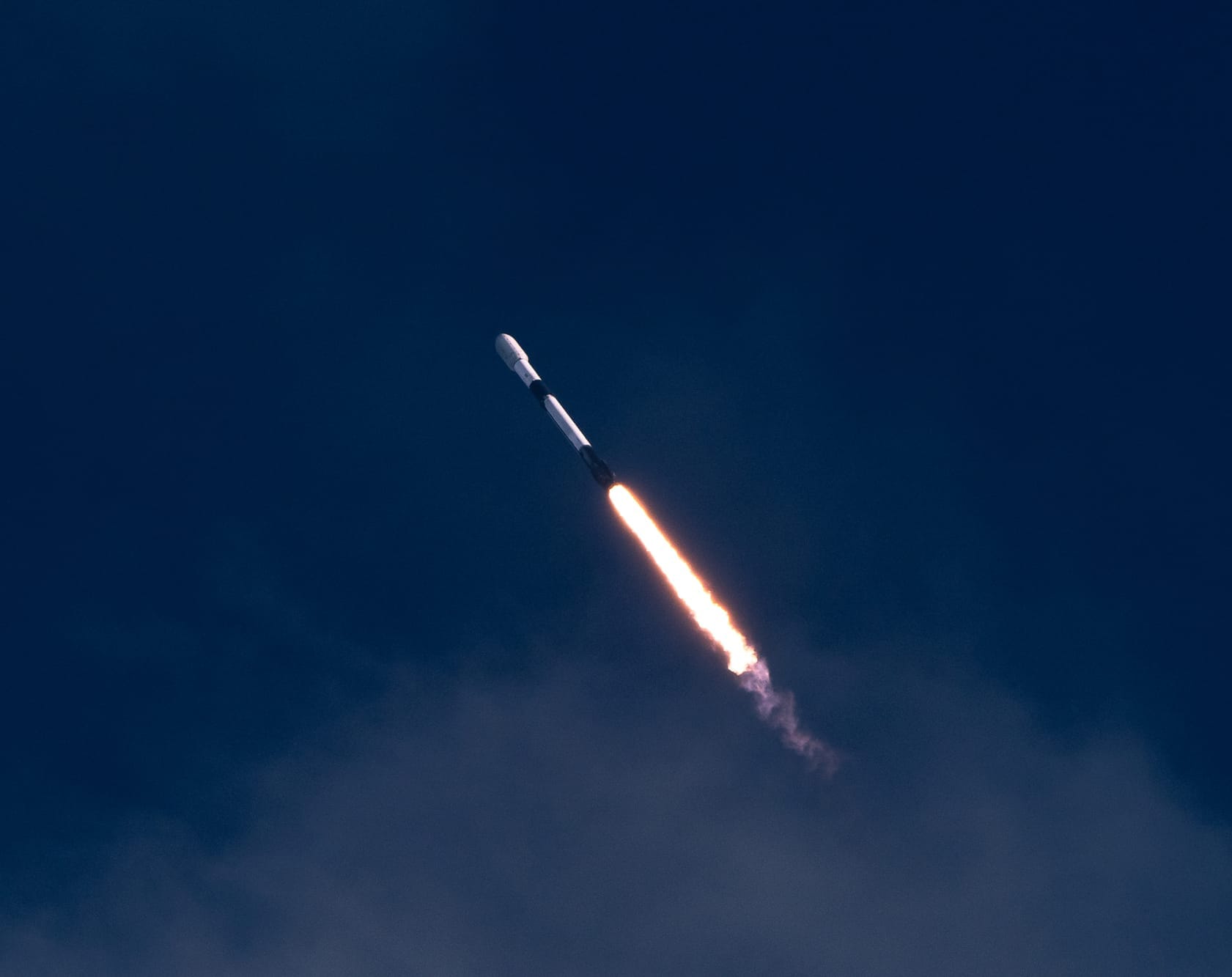 Falcon 9 during first-stage flight for the Starlink Group 10-13 mission. ©SpaceX