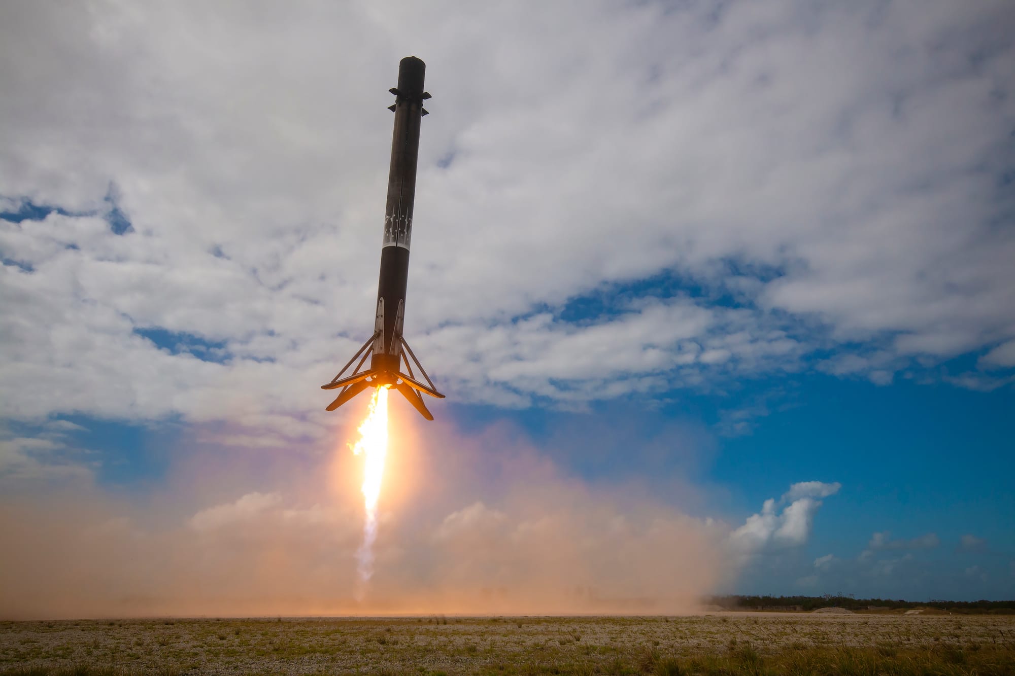 Booster B1067 landing at Landing Zone 1 during the Koreasat 6A mission. ©SpaceX