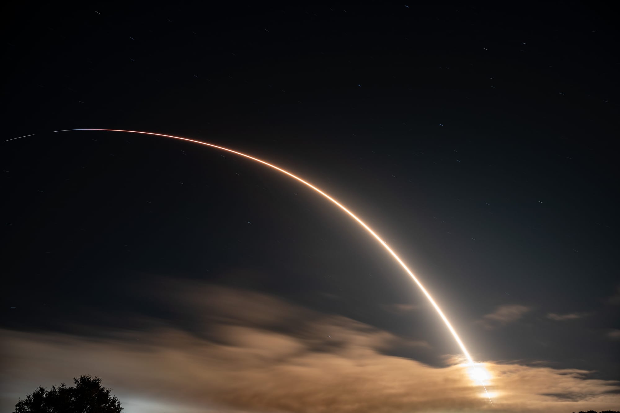 A long exposure photo of Falcon 9 during the Starlink Group 9-13. ©SpaceX