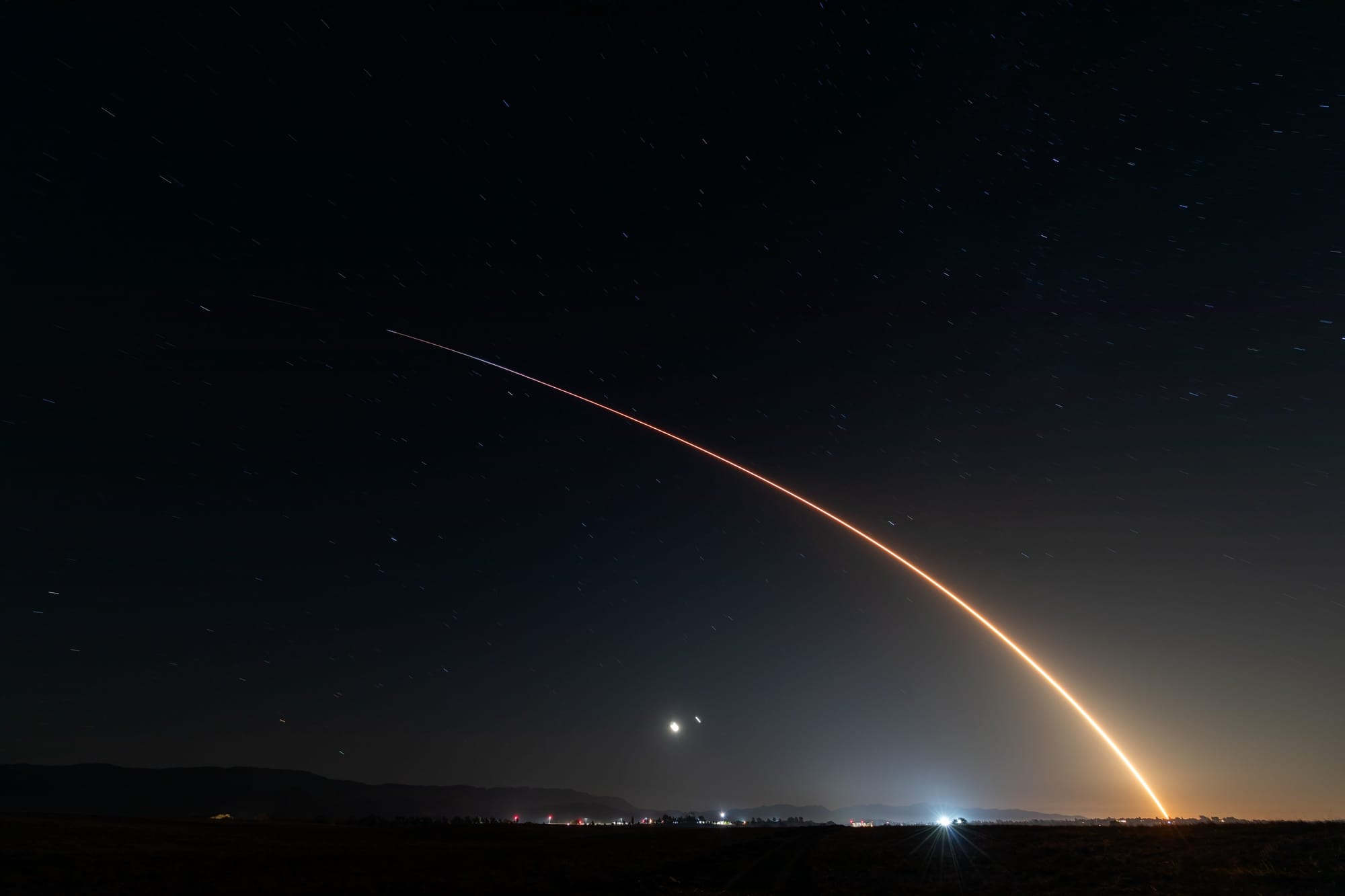 A long-exposure photo of Falcon 9 during the Starlink Group 9-14 mission. ©SpaceX