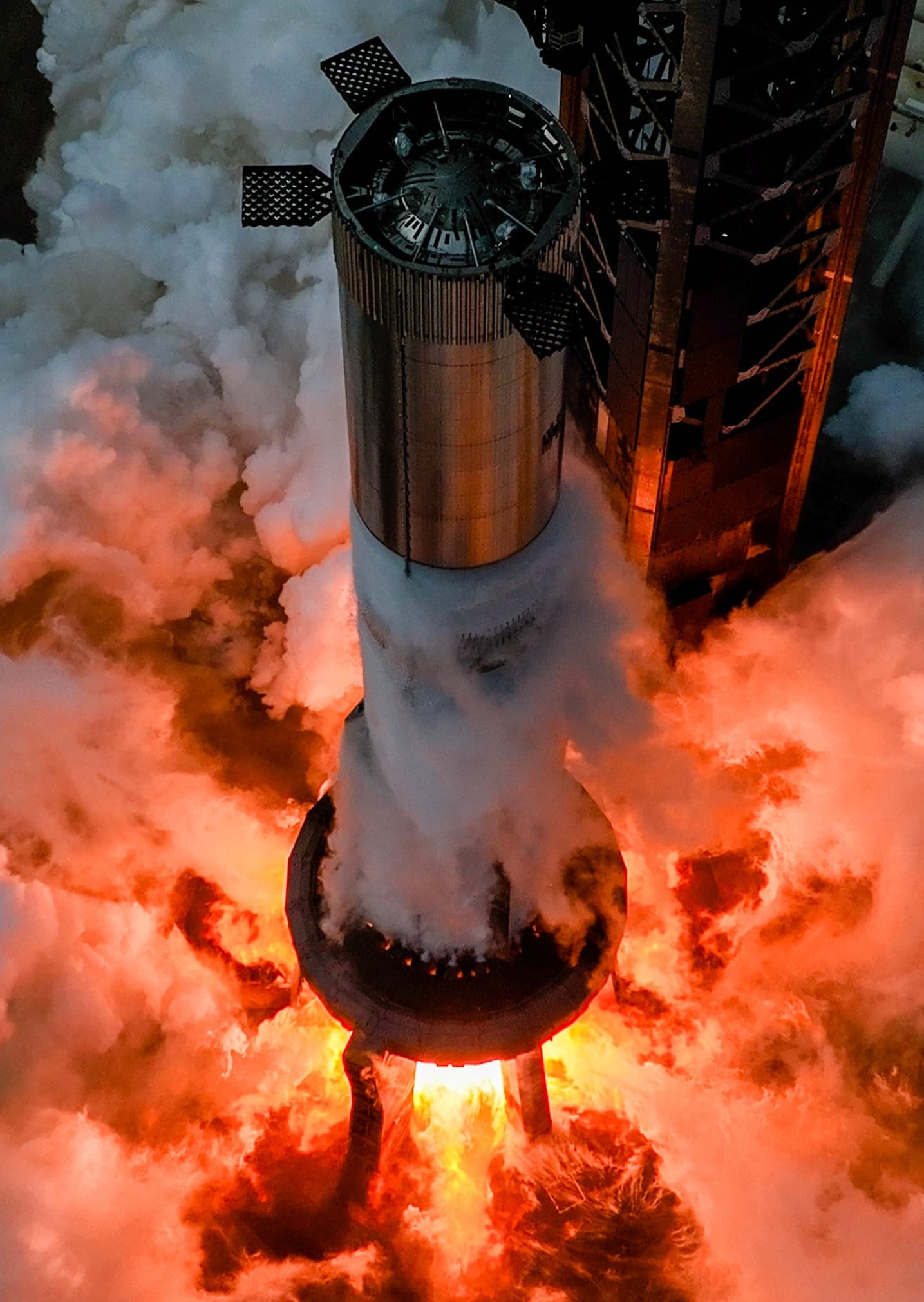 Booster 14 performing its static fire on the Orbital Launch Mount. ©SpaceX