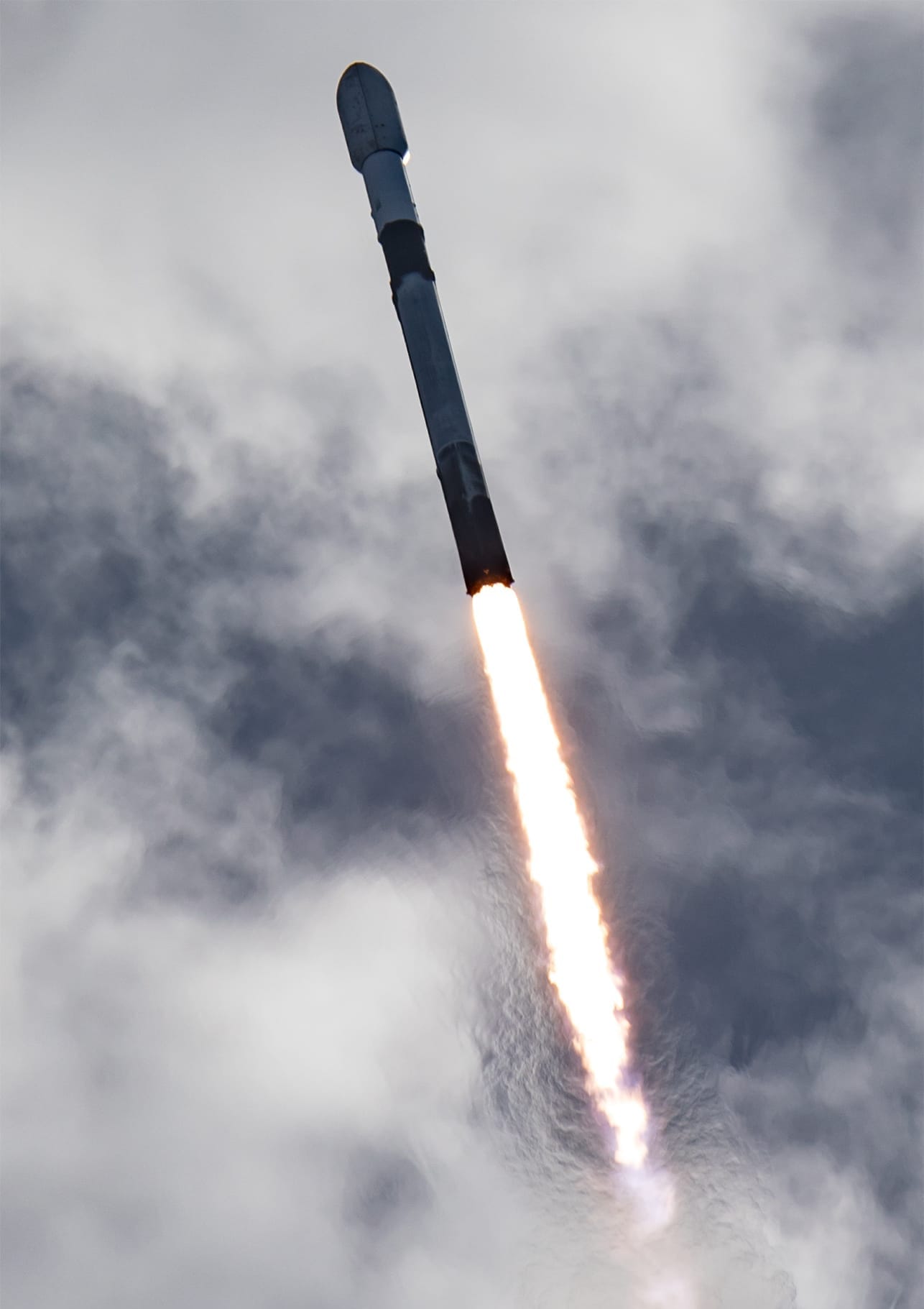 Falcon 9 during first-stage flight for the Starlink Group 11-2 mission. ©SpaceX