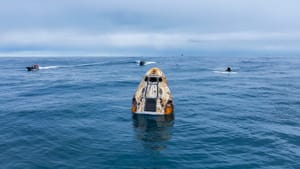 The Crew Dragon capsule for the Axiom-3 mission floating in the ocean. ©SpaceX