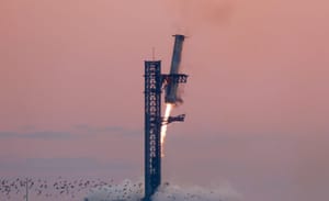 Super Heavy Booster 12 during its catch attempt during flight five. ©SpaceX